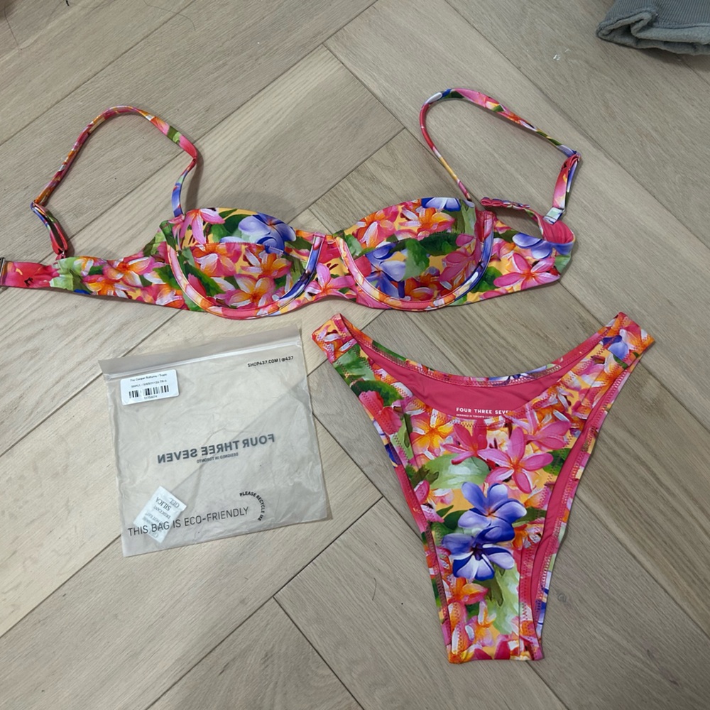 NWT 437 Bikini Set